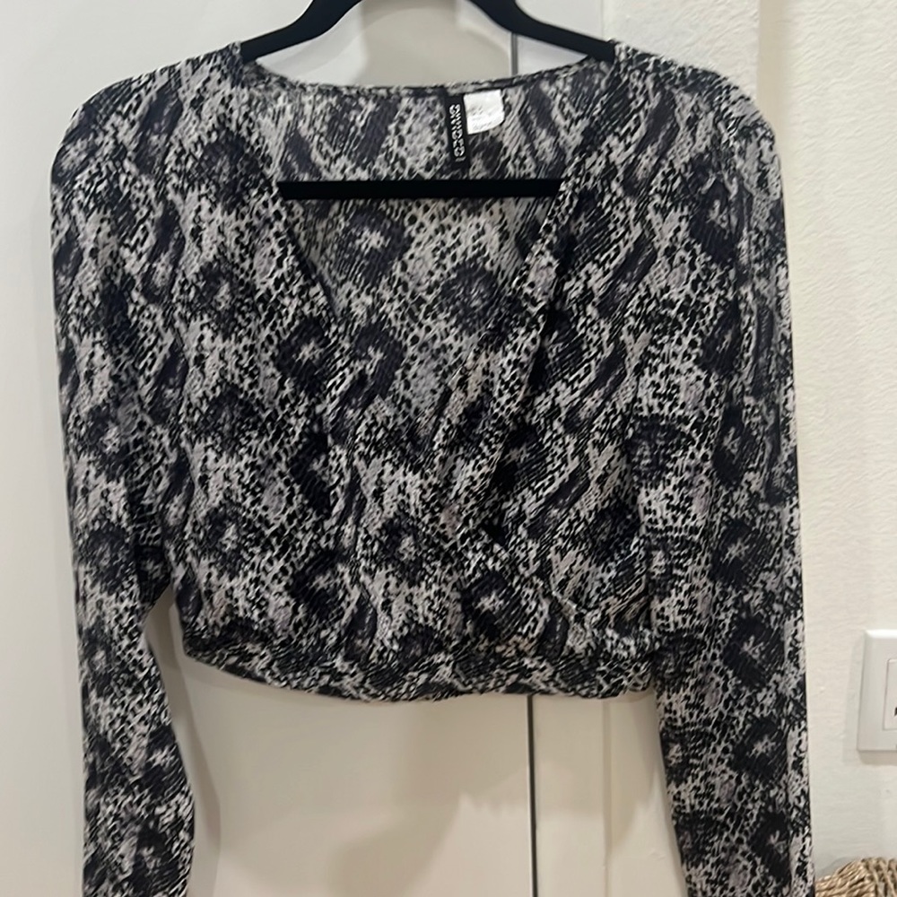 Snake print long sleeve crop top size 4 H&M